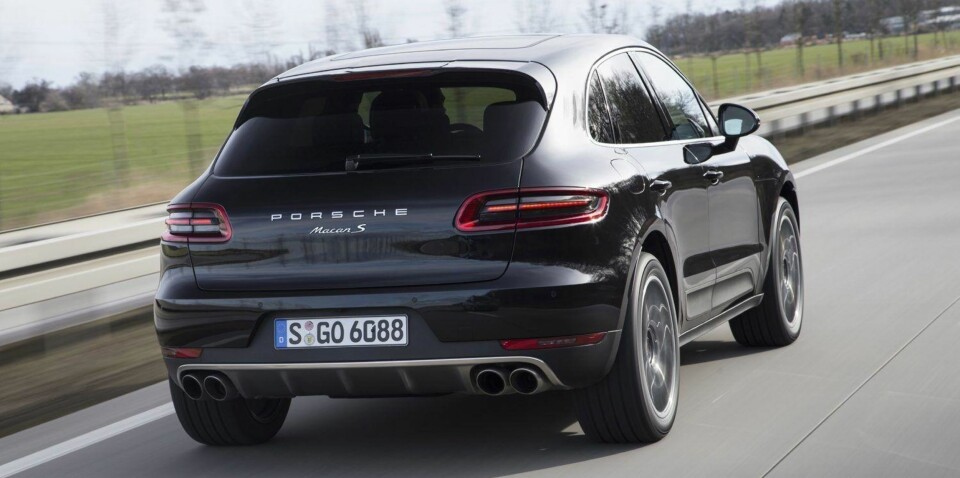 KJENNETEGN: Porsche Macan har ekstra store og brede hjul bak. Takbuen faller mot hekken. På typisk sportsbilvis smalner kupeen kraftig av oppover mot taket.