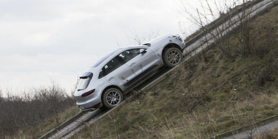 BRATT: Det virker naturstridig å stå i en så bratt bakke med en sports-SUV (i virkeligheten virker det mye brattere enn på bilder), men Macan fikser det uten problemer.