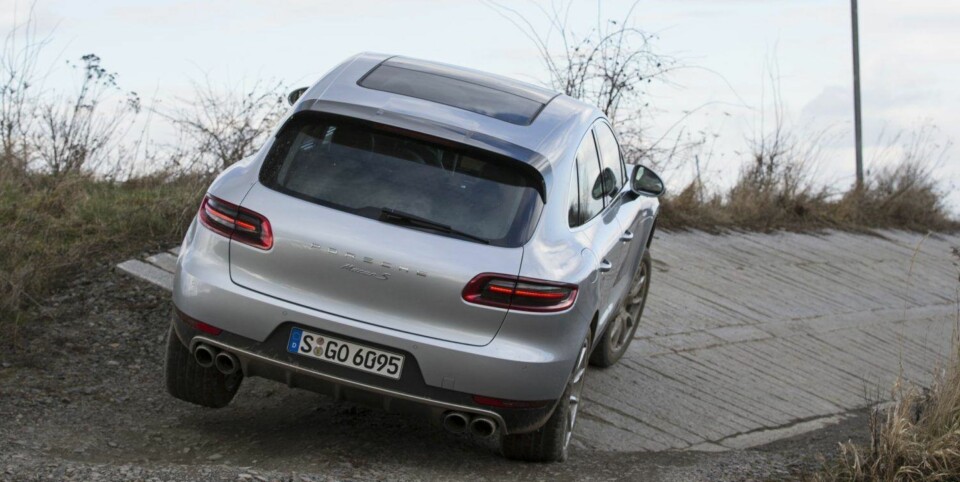 HJULLØFT: Macan er ikke bygd for å greie like store terrengutfordringer som storebror Cayenne, men etter en tur i offroadløypa kjenner vi oss trygge på at den greier alle hytteveier du vil føle trang til å prøve din millionbil i.