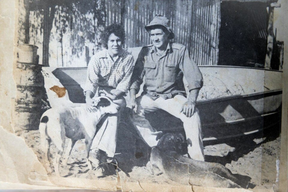 EN LEGENDE: Bill er en legende blant mange i denne delen av Australia. Selv om det har vært stille rundt mannen de siste 20-30 årene, var han ganske kjent i sine yngre år. Det har til og med vært laget en bok hvor et av kapitlene omhandler Bill og kona. Her er de avbildet for over 40 år siden.