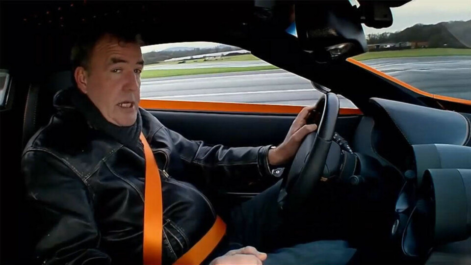 Jeremy Clarkson - som har lovet å bytte navn til Jennifer om Porche 918 Spyder er raskere enn McLaren P1 rundt Top Gears testbane - slaktet den danske superbilen Zenvo ST1.