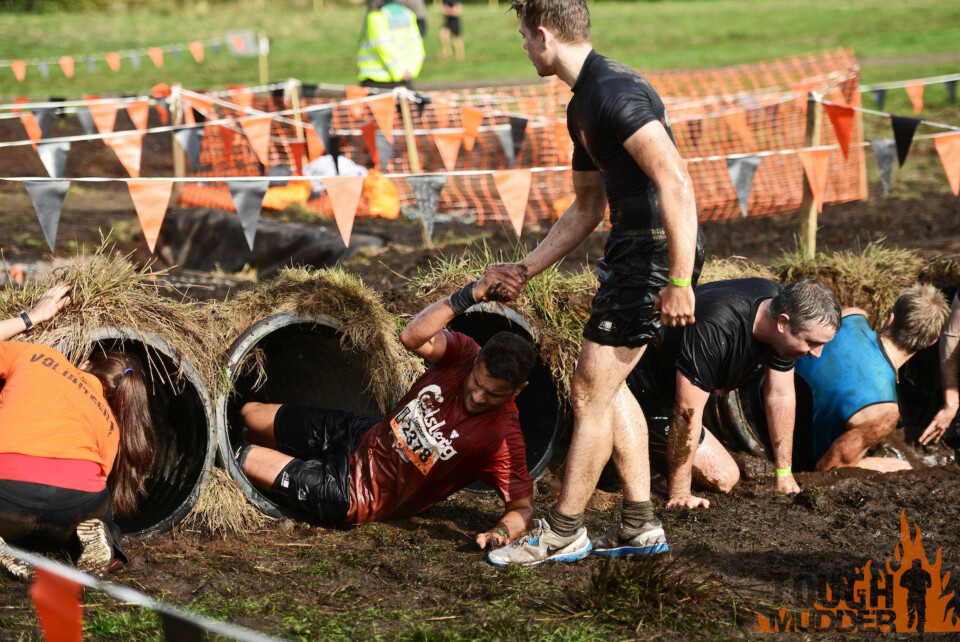 BARE RØR: Ingen vinner kåres i denne konkurransen, og fokuset ligger på lagarbeid. Vil du vinne penger på du delta i det 24-timer lange løpet World's Toughest Mudder som arrangeres en gang i året.