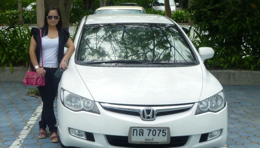 FIKK PENGER TIL BIL: Khemike poserer sammen med bilen hun kjøpte for pengene til Terry. De to skulle starte et nytt liv sammen i Thailand. Terry fant igjen bildet på en av de mange datingprofilene til kvinnen.