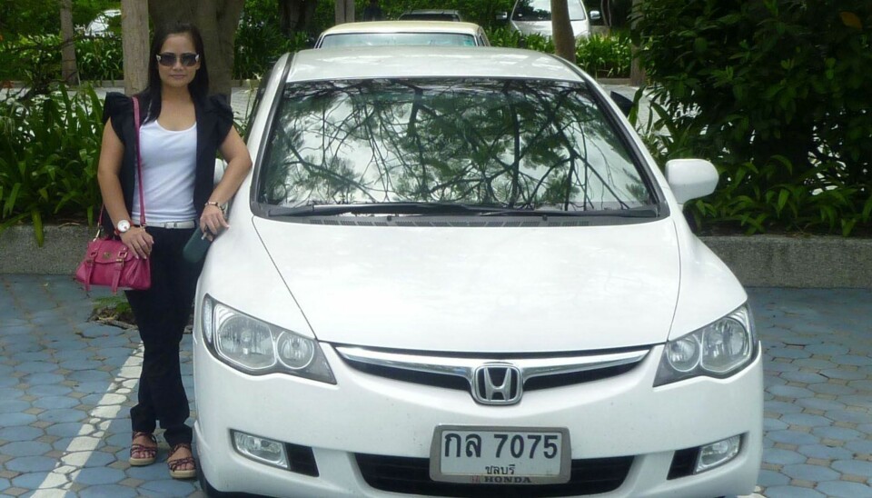 FIKK PENGER TIL BIL: Khemike poserer sammen med bilen hun kjøpte for pengene til Terry. De to skulle starte et nytt liv sammen i Thailand. Terry fant igjen bildet på en av de mange datingprofilene til kvinnen.