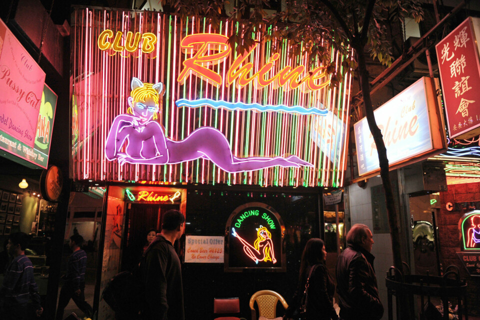 LOVLIG: Prostitusjon er lovlig i Hong Kong, men det er ikke lov å reklamere for salg av sex. Her en bar i byens «Red Light District».