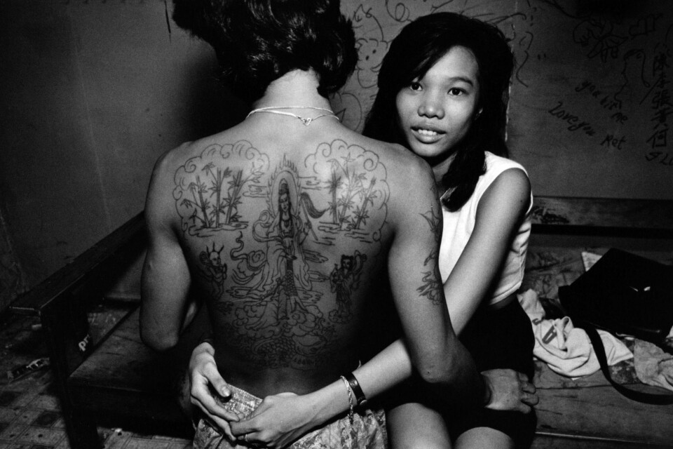 EVIG TID: En ung prostituert og hennes kjæreste, et medlem av triaden. Gjengtattoveringer har lang tradisjon innad i Triaden. Bildet er tatt i Hong Kong en gang i 1988.