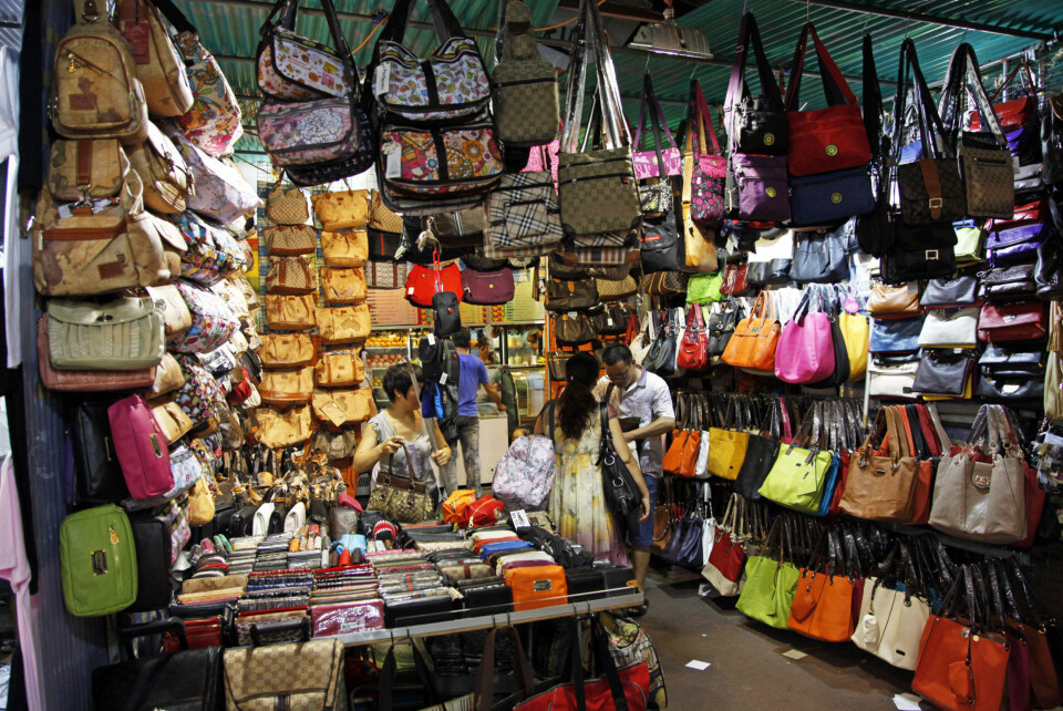 KOPIER: Gucci, Louie Vuitton og Prada er bare noen av de store motehusene som blir kopiert. Her fra nattmarkedet i Temple Street i Hong Kong.