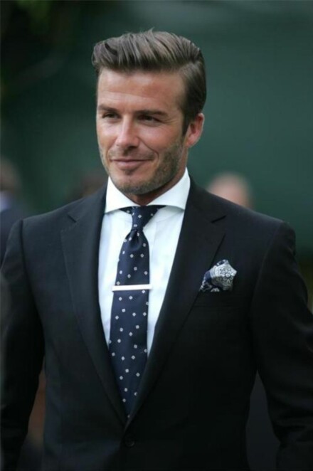 SLIPSKNUTEN: Denne slipsknuten fra David Beckham er så å si feilfri, men han burde kanskje valgt en annen knute i og med at hun bruker skjortekragen 'extreme cut-away'.