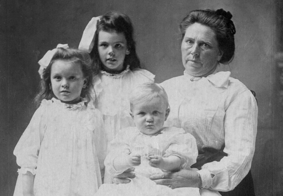 NORSK SERIEMORDER: Belle Gunness sammen med barna sine Lucy Sorensen, Myrtle Sorensen og Philip Gunness i 1904. Alle barna døde i en husbrann, men det er ikke klart om kroppen til en kvinne som ble funnet etter brannen, var Belles ...