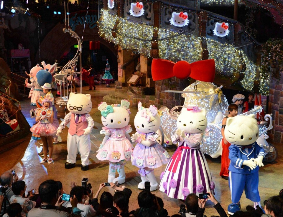 POPULÆRT: Skal vi tro Wikipedia hadde parken noen magre år før det de siste årene har vært god butikk med Hello Kitty i Puroland. Her fra en forestilling for publikum.