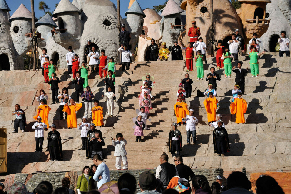 UNDERHOLDNING: To ganger daglig holder de kortvokste i «Kingdom of the Little People» forestillinger for turister. I bakgrunnen kan du se husene parkens ansatte bor i.