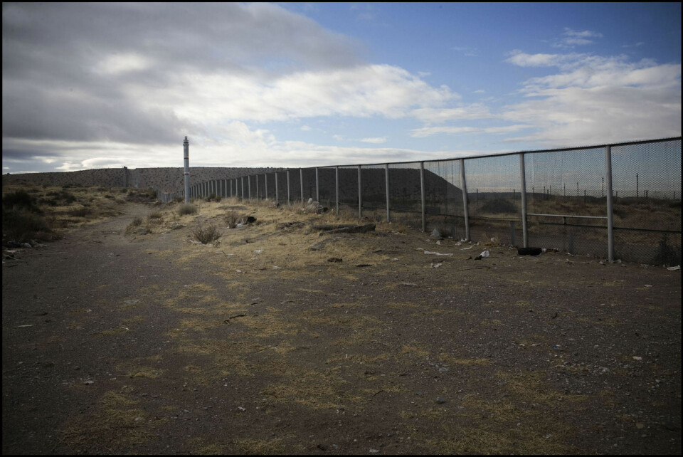 FARLIG EVENTYR: Flere tusen mennesker prøver å krysse grensen fra Mexico over til USA i jakten på et bedre liv. I fornøyelsesparken EcoAlberto kan du selv få prøve hvordan det føles, uten å bryte noen lover. Her et bilde av grensen mellom El Paso i USA og Ciudad Juarez i Mexico.