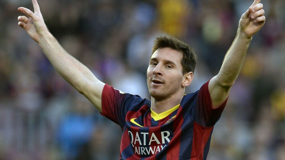 GRUNN TIL Å JUBLE: Lionel Messi tjener til salt i maten.