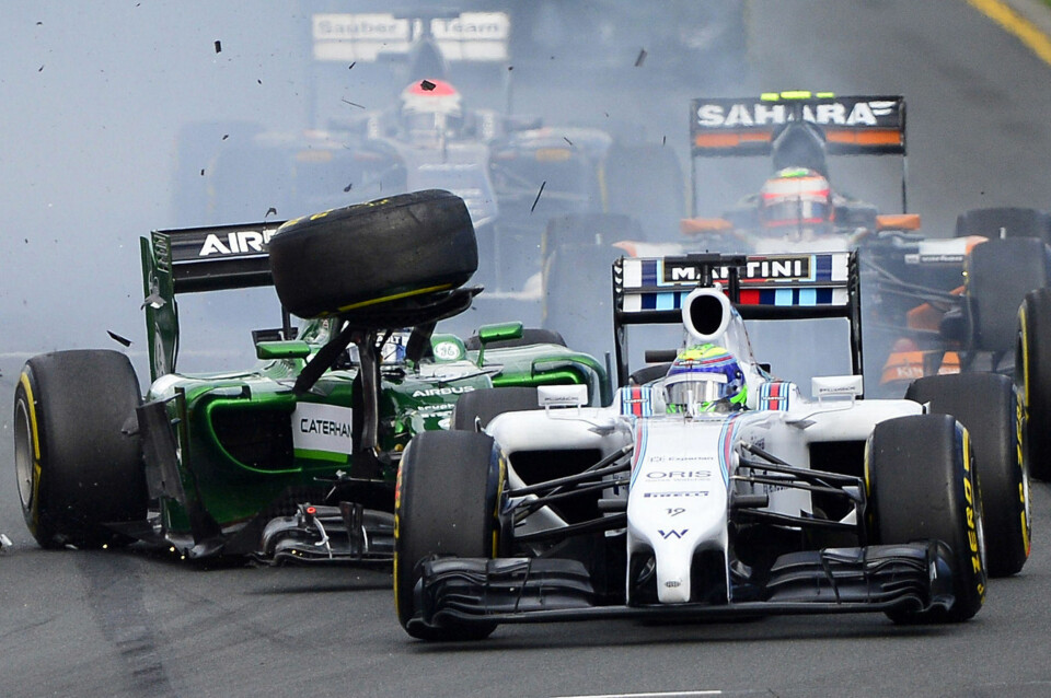 Caterham-sjåfør Kamui Kobayashi okolliderer med Williams-sjåfør Felipe Massa under starten av Australian Formula One Grand Prix. Men det er ikke det som folk snakker om i etterkant.