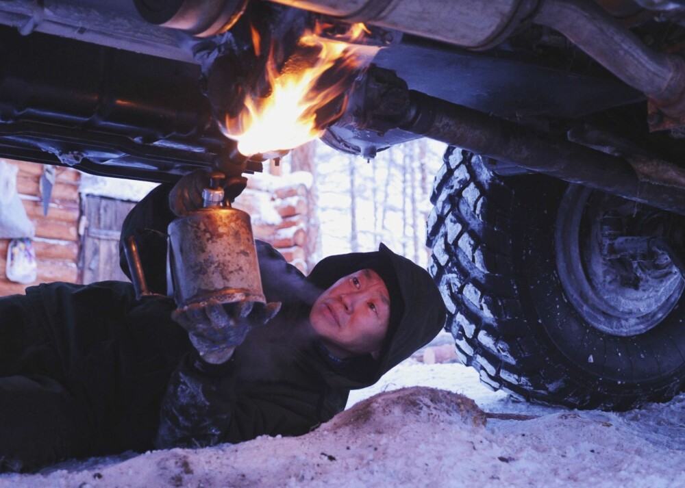 <b>MOTORVARMER: </b>På skikkelig kalde dager må Alexei varme opp motoren med blåselampe.