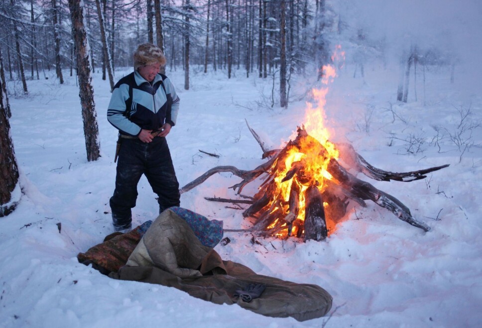 <b>LIVSVIKTIG BÅL: </b>Hvis reinsdyrene trekker for langt unna tømmerhytten, hender det at han må sove ved bålet i ekstrem kulde. Da er bålet viktig.