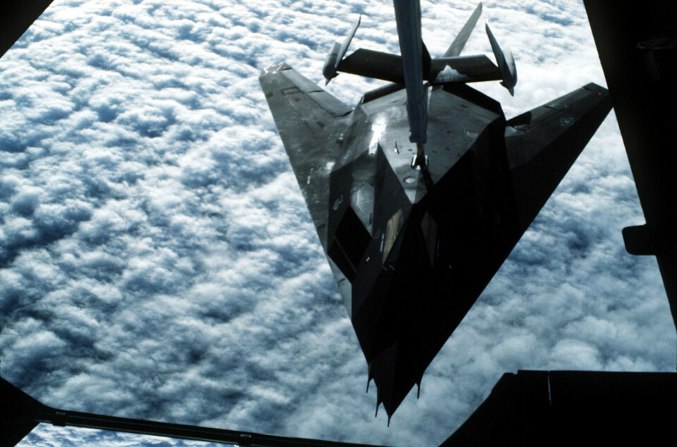 FASET UT: F-117 Nighthawk var verdens første operasjonelle luftfartøy utviklet for å utnytte stealth-teknologi, som gjør flyet vanskelig å observere på radar og andre sensorer. Utvikling av flyet startet i 1978 og det ble første gang fløyet i 1981. Først i 1988 ble flyets eksistens offentlig kunngjort. Flyet ble utfaset i 2008, men er forleløpig ikke erstattet. På bildet ser vi en Nighthawk som fyller drivstoff i luften fra et KC-10 Extender.