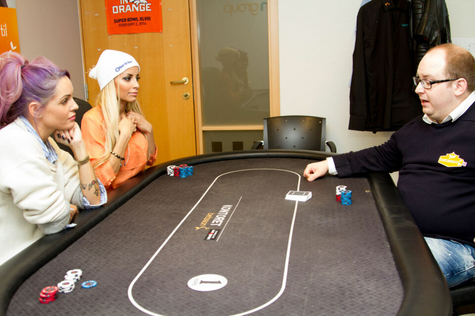 POKERSKOLE: Triana Iglesias og Linni Meister skal begge delta i norgesmesterskapet i poker. Her får de noen instruksjoner av pokerproff Stephan Kjerstad.