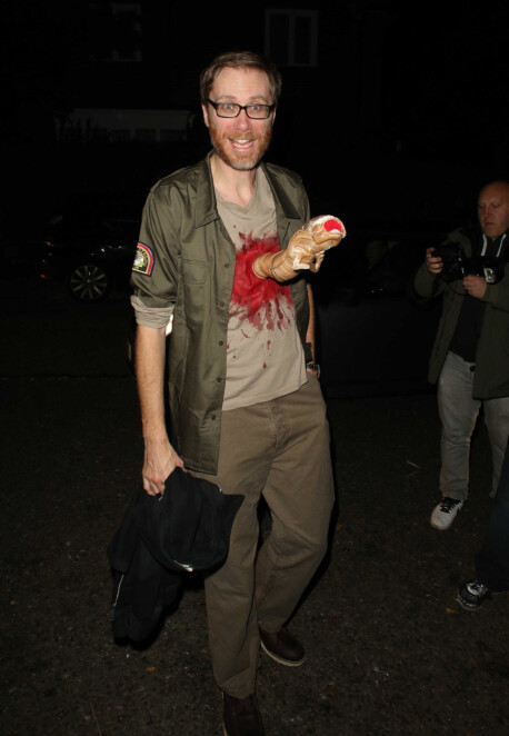 MOROMANN: Stephen Merchant utkledt som John Hurt fra «Alien» på vei til halloweenfesten i London.
