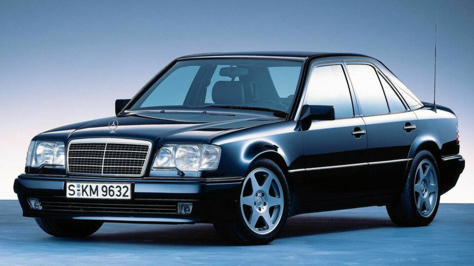500 E var et skikkelig råskinn da den kom rundt 1991. For uinnvidde ser den helt normal ut, men skjønnerne legger merke til at den har andre lys og er bredere. Dette V8-lokomotivet ble bygget for hånd hos Porsche.