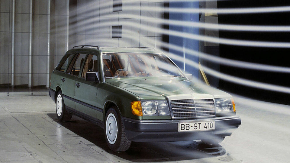 W124 fulgte mye av samme oppskrift som nye kompakte 190, som kom året før. Dermed fikk også den rekordlav luftmotstand, som bidro til lavt forbruk. Blant de tidlige modellene var faktisk firesylindrede 230 E og sekssylindrede 300 E oppgitt til samme landeveisforbruk.