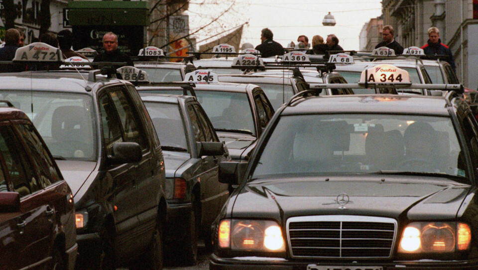 Så sent som i 1999, da dette bildet ble tatt, dominerte 124-bilene på taxiholdeplassene i Oslo. Da var det allerede tre år siden den siste ble produsert. Foto: Lise Åserud, SCANPIX
