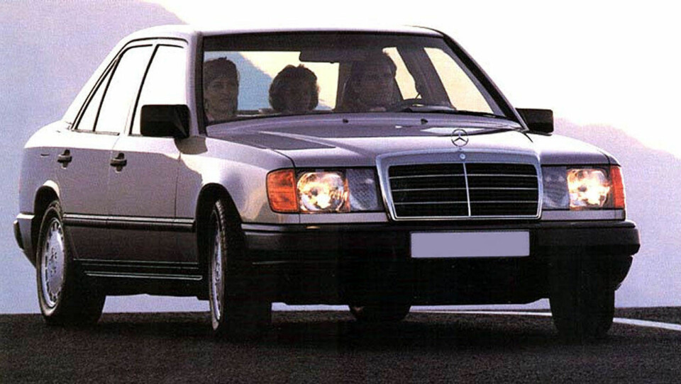 I år er det 30 år siden de første Mercedesene av W124-generasjonen kom på veien. Solide biler, som fikk et langt liv - og ofte ble modernisert underveis. Finner du en fin bil som fremdeles ser slik ut - med enkel beskyttelseslist langs siden og standard hjulkapsler - da kan det være smart å slå til. Slik originalitet begynner å bli sjelden.