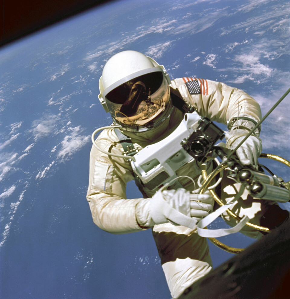 Ed White, den første amerikaneren som gjennomførte en romvandring, med sin Speedmaster. White døde senere i katastrofebrannen på romfartøyet Apollo 1 da det var under testing. Brannen drepte alle tre astronautene ombord.