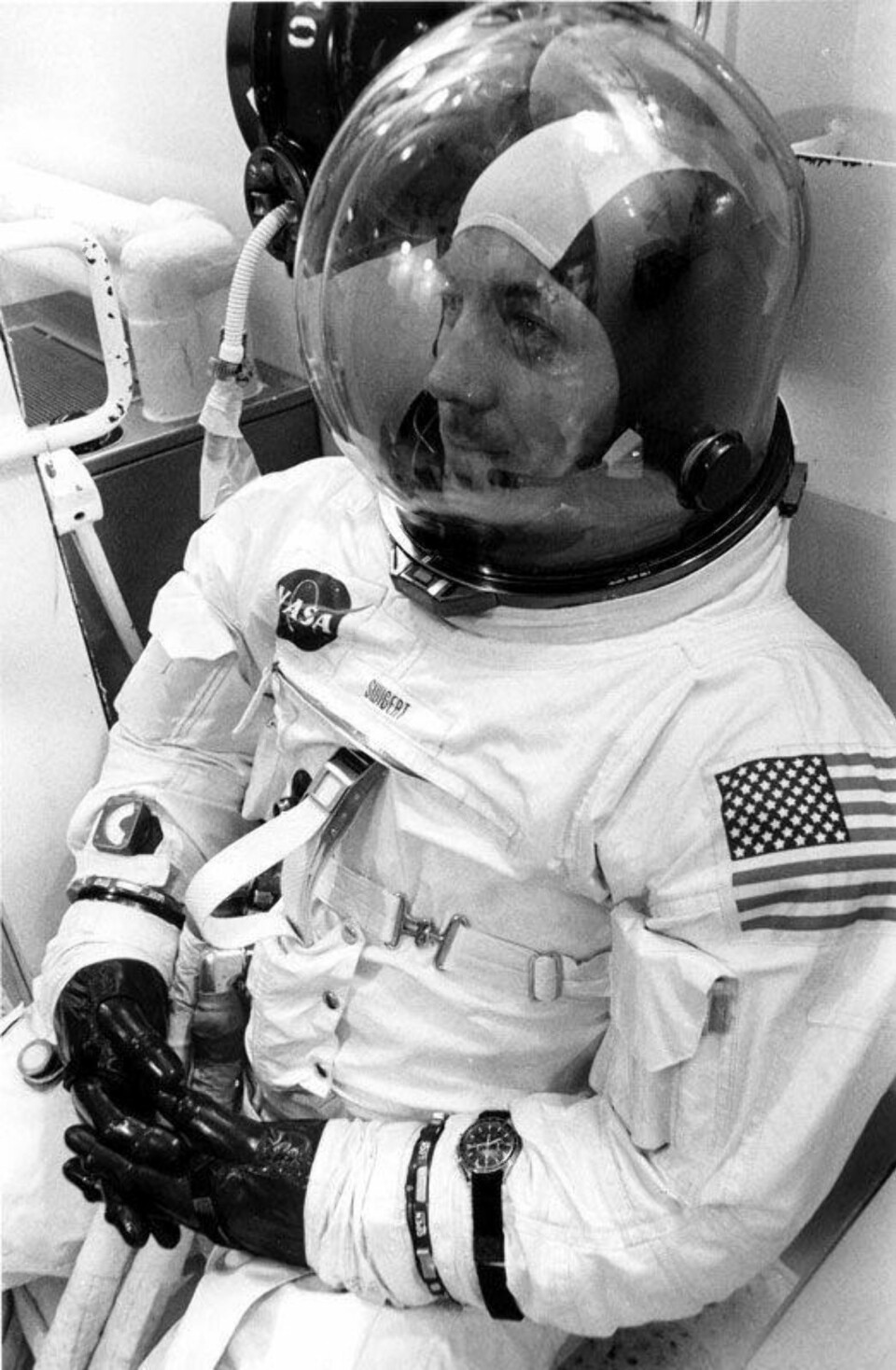 Jack Swigert fotografert før oppskytingen av Apollo 13. Klokken rundt armen skulle vise seg å bli livsviktig for astronautene på den dramatiske turen.