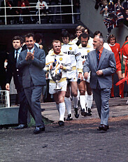 LITE POPULÆRE: Brian Clough var lite populær blant Leeds-spillerne da han tok over klubben i 1974. Her leder han laget ut i Charity Chield-kampen mot Liverpool samme året. 