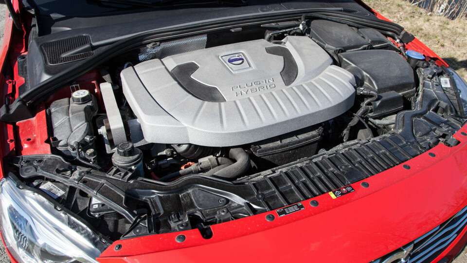 Foran sitter bare Volvos eminente 5-sylindrede dieselmotor - selv om det står plug-in-hybrid på dekselet.