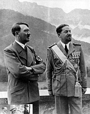 GJEST: Adolf Hitler underholdt ofte gjester på Berghof. Her er det den italienske luftmarskalken Italo Balbo som besøker Hitler i 1938.