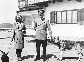 FRUEN I HUSET: Adolf Hitlers venninne Eva Braun var ifølge Elisabeth Kahlammer den virkelige sjefen på Berghof. Her er Braun og Hitler sammen deres hunder på landstedet.
