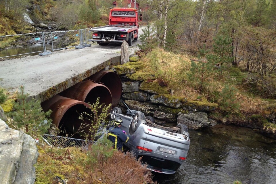 Ein bil hamna på taket i ei elv under øvingskøyring laurdag. Her blir bilen berga opp av elva av bilbergar.