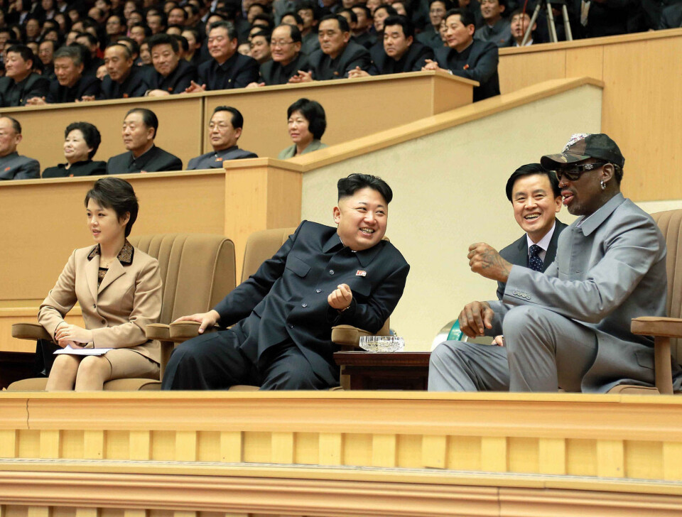 Dette må være et av verdens merkeligste og mest usannsynlige vennskap. Dennis Rodman og Kim Jong Un. Bildet er tatt i januar i år, fra idrettshallen i Pyongyang.