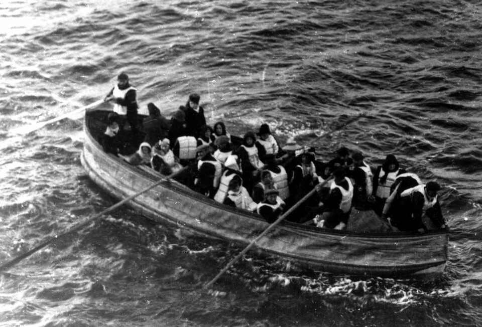 HELDIGE: Livbåt med overlevende fra «Titanic» fotografert av en passasjer på «Carpathia». Skipet mottok nødsignalet fra havaristen og kom til unnsetning.
