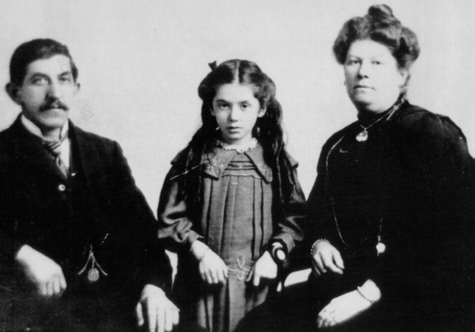 BARE TO OVERLEVDE: Eva Hart sammen med faren Benjamin og moren Esther. Benjamin var en av de 1522 menneskene som mistet livet i Titanic-katastrofen.