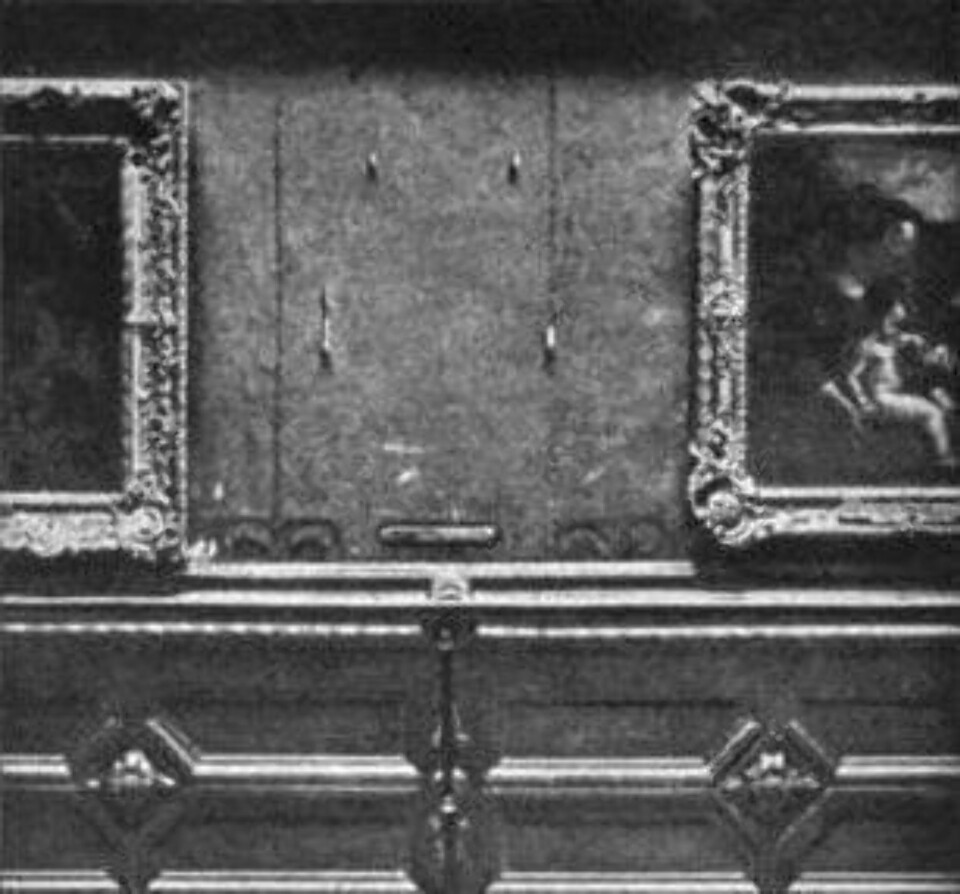 FORSVUNNET: Her, i Salon Carré, hang 'Mona Lisa'. Bildet viser den tomme plassen etter at tyven Peruggia spaserte ut av Louvre med bildet under frakken mandag 21. august 1911.
