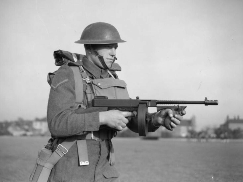 HISTORISK: «Tommygun» er kanskje bedre kjent som et våpen brukt av gangstere på 1920-tallet enn soldater. Her en britisk soldat med våpenet.