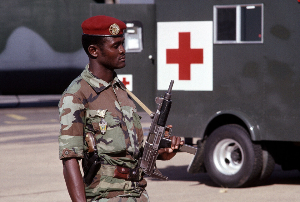 ISRAELSK OPPFINNELSE: Uzi er opprinnelig fra Israel, men blir brukt verden over. Her en nigeriansk soldat med våpenet.