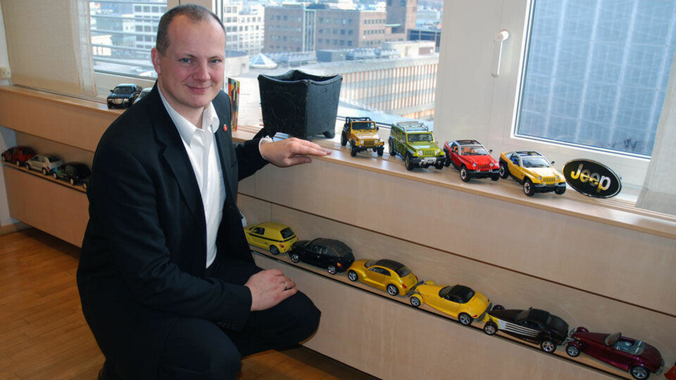 BILENTUSIAST: Samferdselsminister Kjetil Solvik Olsen med noen av de hundre bilene han har på kontoret.