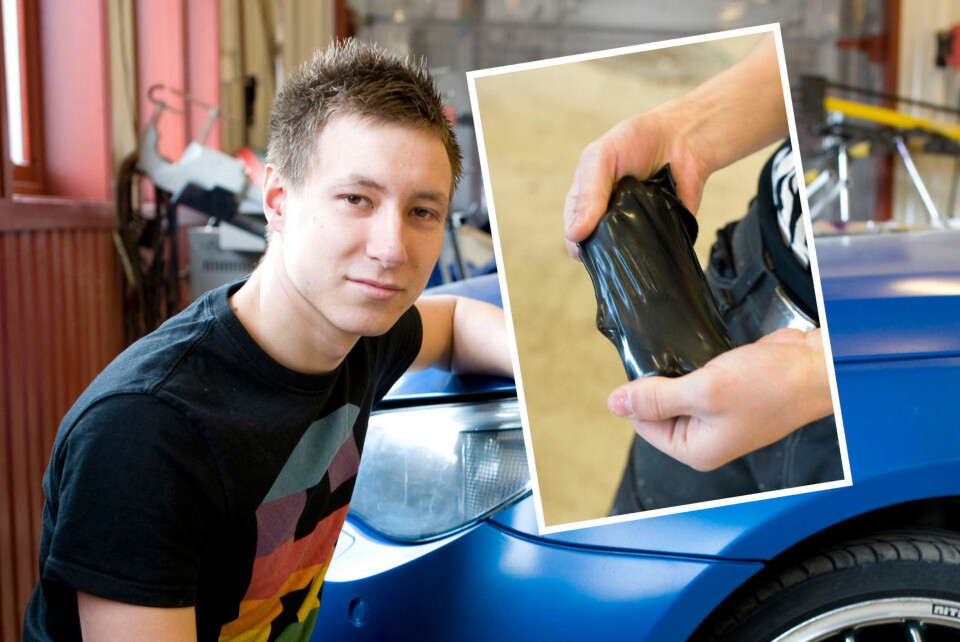 NY FARGE: Med Plasti Dip får bilen ny farge og god beskyttelse. Her viser Trond Werner Johansen fram sitt første oppdrag: - Plasti Dip kommer til å ta av, sier han.