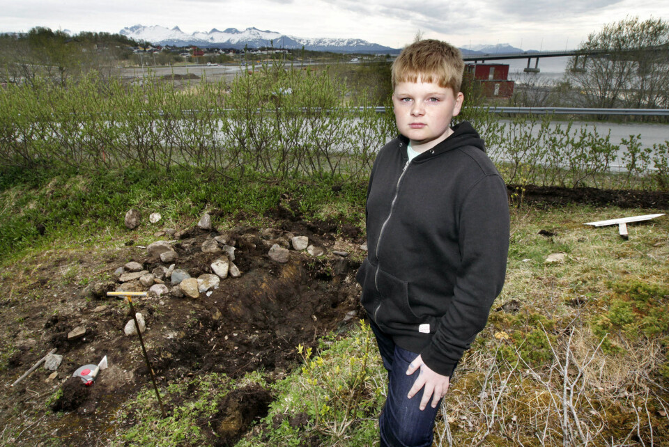 Se hva Odin (10) fant i hagen til besteforeldrene