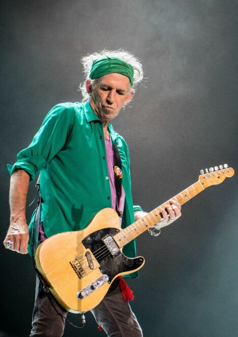 SITATMASKIN: Keith Richards er ikke bare god på gitar, men er viden kjent for å være kjapp i replikken. Her fra scenen i Boston i 2013.