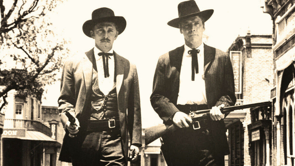 MYTER: Westernfilmen 'Gunfight at the O.K. Corral', med Kirk Douglas som Doc Holliday og Burt Lancaster som Wyatt Earp, er en klassiker. Men Hollywoods gjengivelse av våpenbruken i Det ville vesten er, vel ... helt vill.