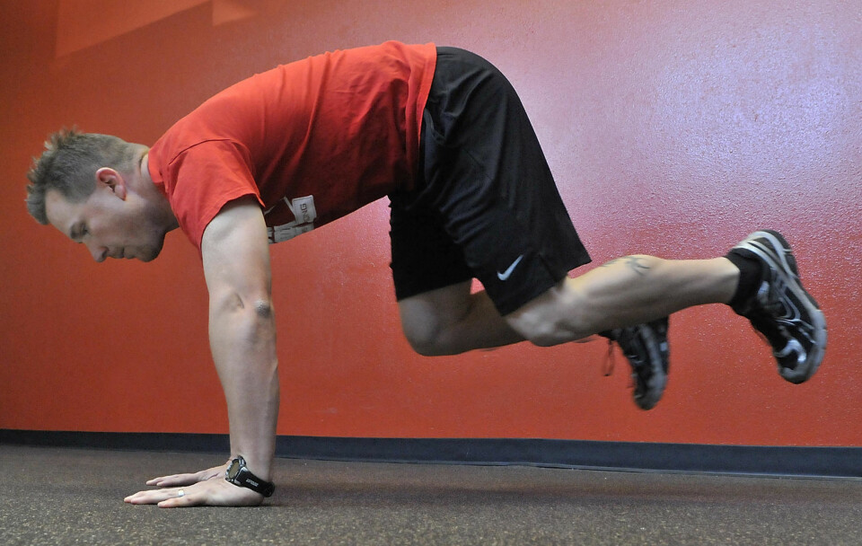 BURPEES: Kanskje en av de mest 'andpustne' øvelsene er burpees. Start med et spensthopp, går rett ned på magen (her kan de ekstra tøffe legge inn en push-up) og opp igjen - og repeterer dette ti ganger i en serie på tre.