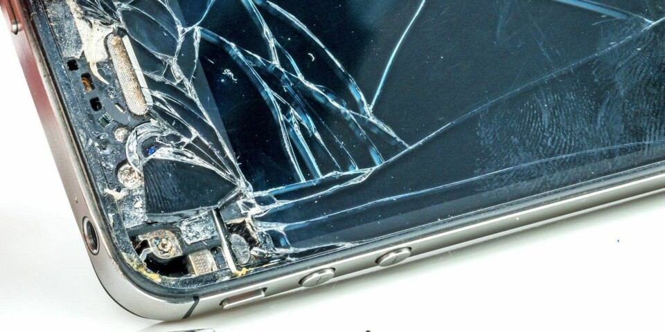 KNUST IPHONE? Du kan fikse det selv for en drøy tusenlapp. (Foto: Dreamstime, bildet er av en knust iPhone 4).