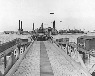 ILANDSSTIGNING: Et bilde tatt fra selve Mulberryhavnen utenfor Omaha Beach viser detaljene i konstruksjonen.
