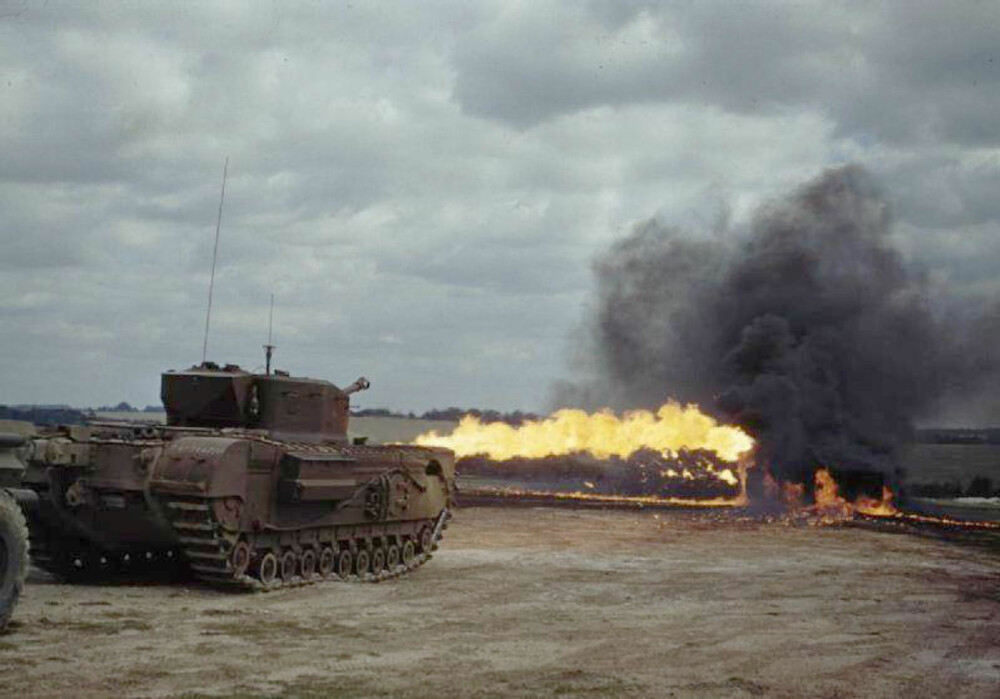 REKKEVIDDE:Flammekaster-tanksen Churchill Crocodile viser sin fryktinngytende rekkevidde.