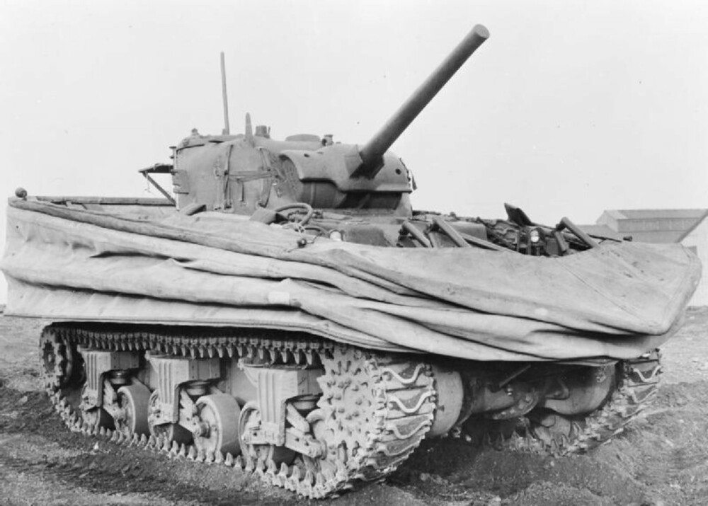 AMFIBIE:En såkalt DD-tank, en amfibietank spesialtilpasset offensiver som Operasjon Neptune.